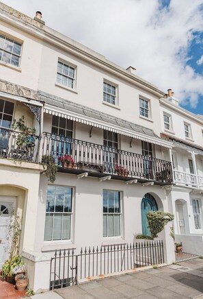 Exterior - Beautiful Beachfront Townhouse (Saint Leonards)