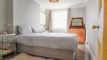 4 bedrooms, iron/ironing board, WiFi, bed sheets