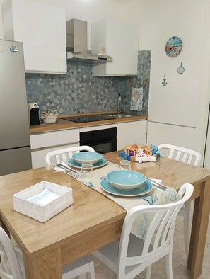 Frigorífico, microondas, horno y placa de cocina