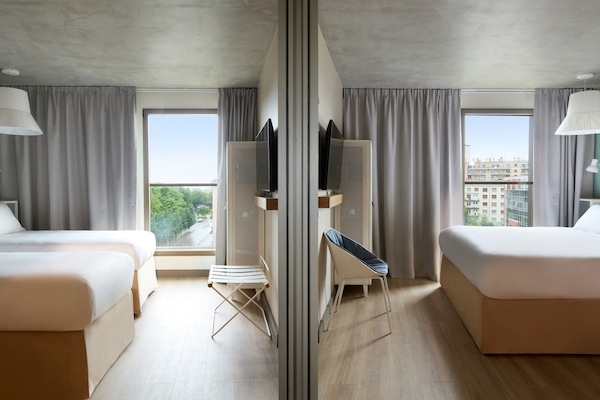 Habitació doble clàssica | Caixa forta a l'habitació i escriptori