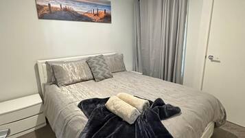 4 habitaciones, tabla de planchar con plancha, wifi y ropa de cama