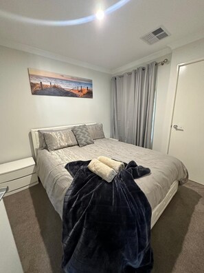 4 bedrooms, iron/ironing board, WiFi, bed sheets