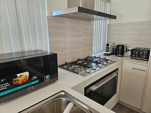 Refrigerador, microondas, horno y parrilla de estufa