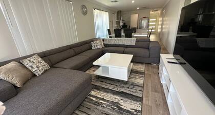 Cozy and Compact 4-bedroom house with WiFi, AC in charming Rivergums Baldivis
