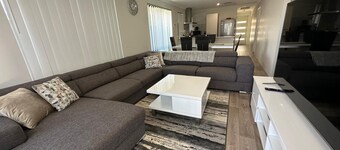 Cozy and Compact 4-bedroom house with WiFi, AC in charming Rivergums Baldivis