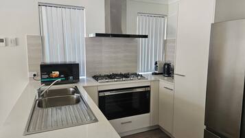 Refrigerador, microondas, horno, placa de cocina