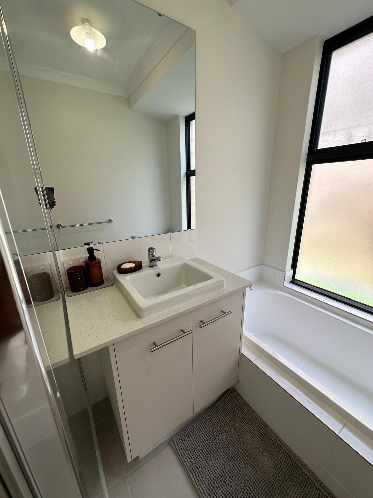 Regadera, amenidades de baño ecológicas, secadora de cabello, toallas 