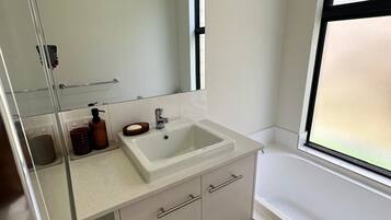 Regadera, amenidades de baño ecológicas, secadora de cabello, toallas