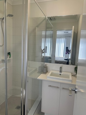 Dusche, umweltfreundliche Kosmetikartikel, Haartrockner, Handtücher