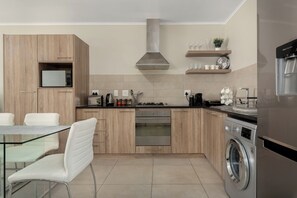 Frigorífico, microondas, horno y placa de cocina