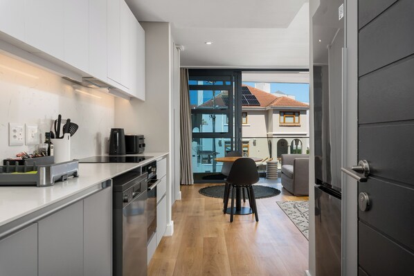 Een koelkast, een magnetron, een oven, een kookplaat