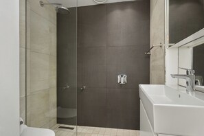 Chuveiro, secador de cabelo, toalhas de banho, shampoo