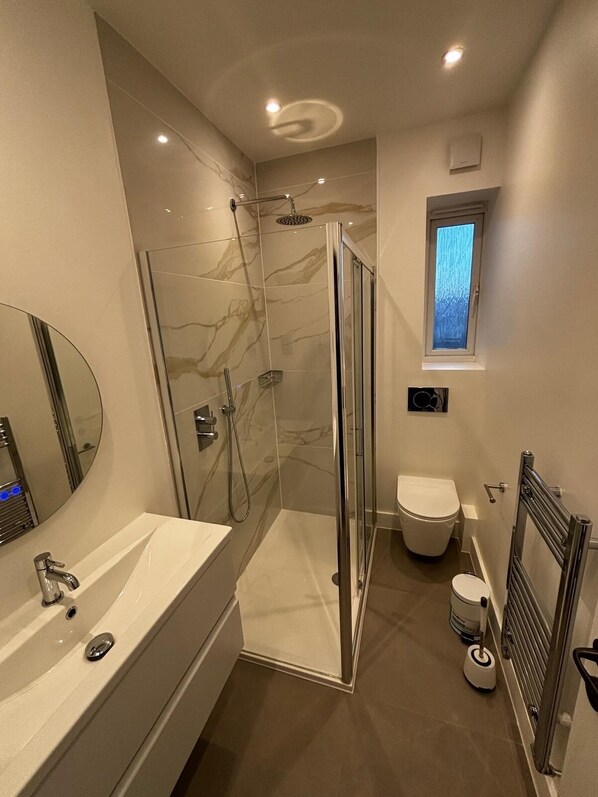Toallas, jabón, papel de baño 