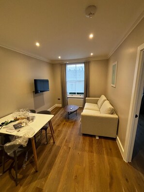 TV - Apartment 5 (2 Beds & Sofa Bed) (London)