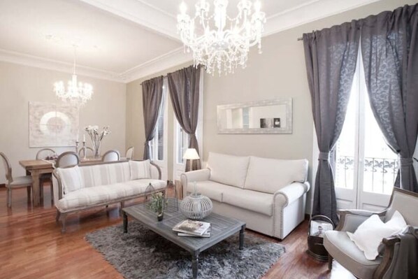 Living area - Le Monde-Fabulous 5-Bedroom Apartment (Barcelona)
