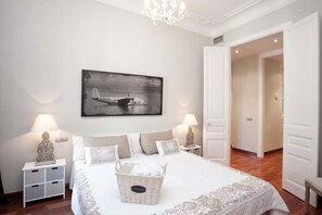 5 bedrooms, iron/ironing board, WiFi, bed sheets - Le Monde-Fabulous 5-Bedroom Apartment (Barcelona)