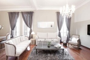 Living area - Le Monde-Fabulous 5-Bedroom Apartment (Barcelona)