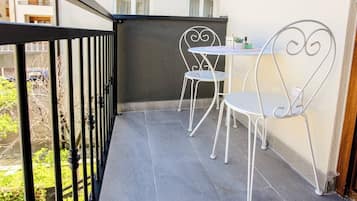 Apartemen Comfort, balkon, pemandangan kebun | Teras/patio