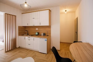 Apartamento conforto, sacada, vista para o jardim | Área de estar | TV de tela plana