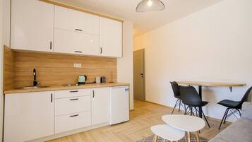Apartemen Comfort, balkon, pemandangan kebun | Area keluarga | TV layar datar