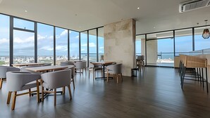 Een ruim, modern kantoor met grote ramen en uitzicht over de stad.