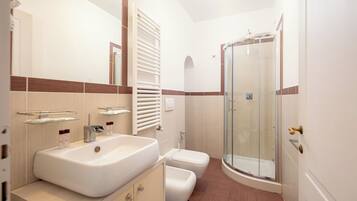 Kostenlose Toilettenartikel, Haartrockner, HandtĂŒcher, Seife