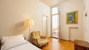 1 habitación, caja de seguridad en la habitación y escritorio