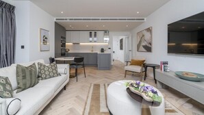 Living area - London Tower Retreat - Modern 2 Bedroom Apartment (London)