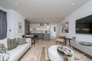 Living area - London Tower Retreat - Modern 2 Bedroom Apartment (London)