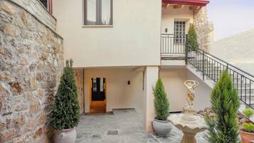 Superior Double Yard Room (31) | Terrace/patio