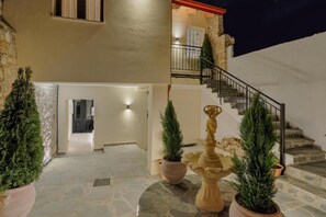 Cofres nos quartos, quartos à prova de som, Wi-Fi de cortesia