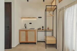 Frigobar, placa de cocina, utensilios de cocina