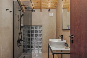 Habitació doble destacada | Bany | Dutxa, assecador de cabells, sabatilles i tovalloles 