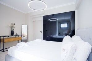 1 quarto, escrivaninha, ferros/tábuas de passar roupa, berço de viagem