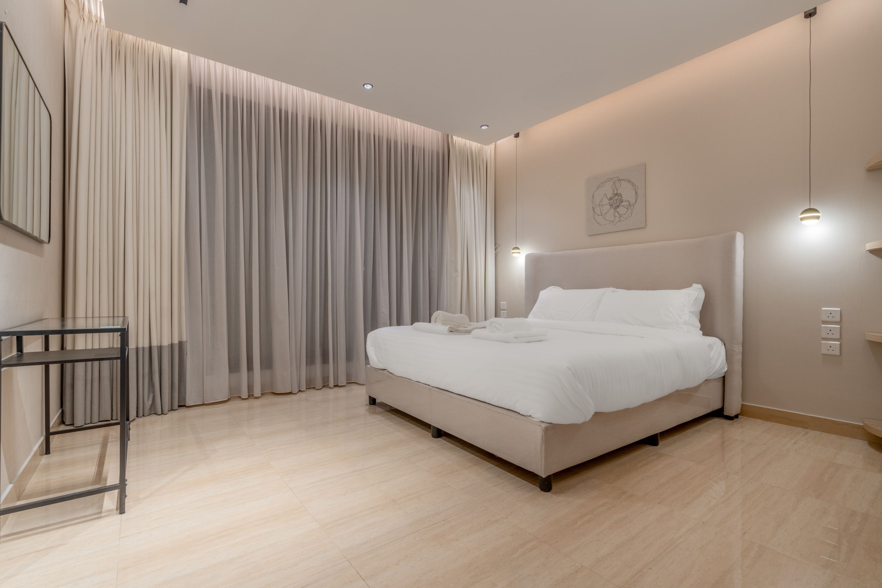 3 quartos, ferros/tábuas de passar roupa, roupa de cama