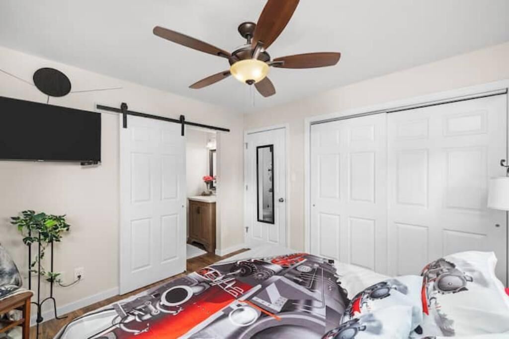 3 bedrooms, desk, iron/ironing board, travel crib