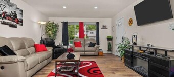 Renovated home near Six Flags on quiet street - Kid & Pet Friendly