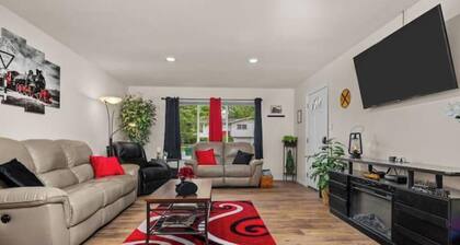 Renovated home near Six Flags on quiet street - Kid & Pet Friendly
