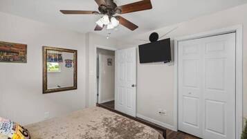 3 makuuhuonetta, työpöytä, silitysrauta/-lauta, vauvan matkasänky