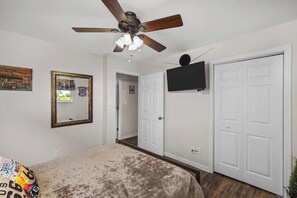 3 Schlafzimmer, Schreibtisch, Bügeleisen/Bügelbrett, Reisekinderbett