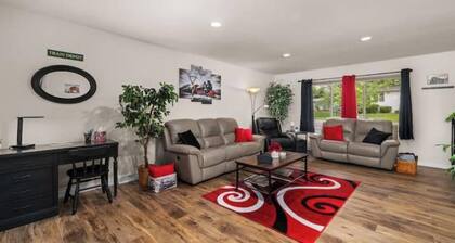 Renovated home near Six Flags on quiet street - Kid Friendly