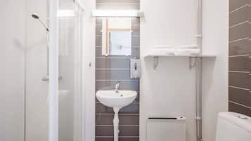 Quarto casal | Banheiro | Chuveiro, produtos de toalete grátis, toalhas de banho, sabonete