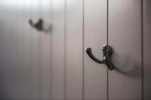 Uma porta com puxador de metal e fechadura.