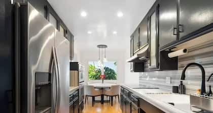 Elegant 2-bedroom Condo in wonderful Los Feliz with WiFi, Office Space and AC