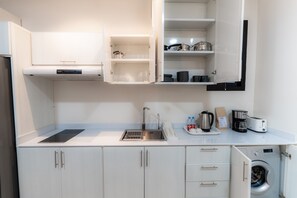 Fridge, microwave, stovetop, coffee/tea maker - Modern Apartment in the Heart of Al Ghadir (Riyadh)