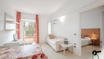 Apartment, Balkon | Wohnbereich | Flachbildfernseher