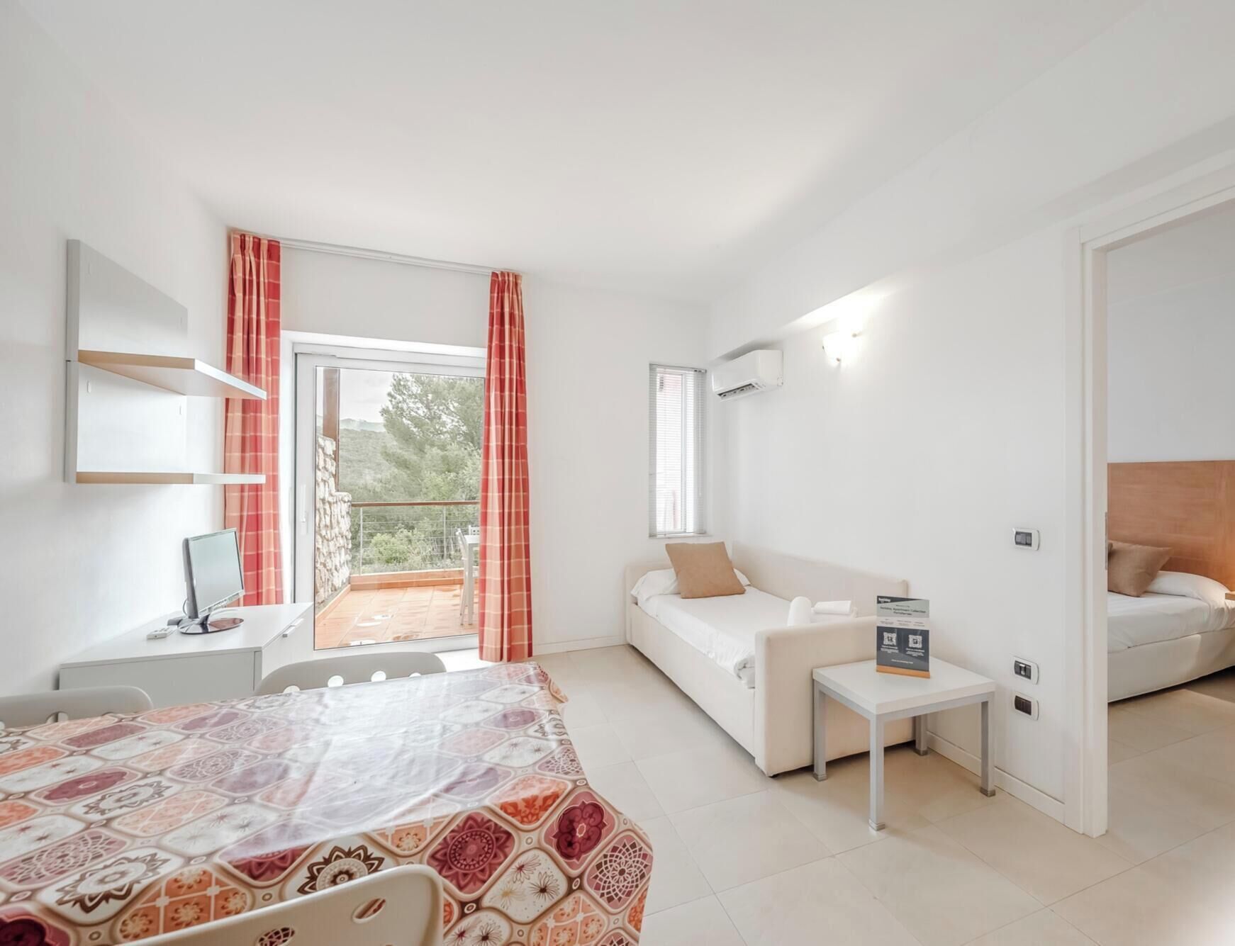 Appartamento, balcone | Area soggiorno | TV a schermo piatto