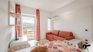 Appartamento, balcone | Area soggiorno | TV a schermo piatto