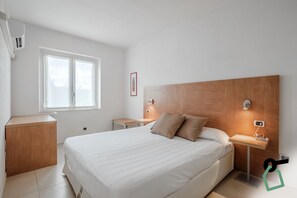 Apartamento, balcón | Escritorio, cunas (de pago), wifi gratis y ropa de cama