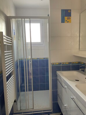 Shower, hair dryer, towels, toilet paper